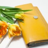 黄色い財布と花
